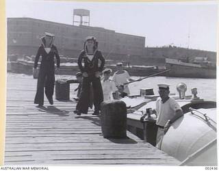 <em>SYDNEY</em> LIBERTY MEN COME ASHORE. (NEGATIVE BY PARER).
