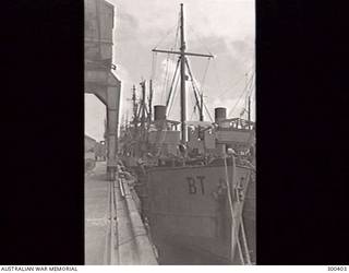 AUXILIARY MINESWEEPER HMAS BERYL II BERTHED SHOWING HER STARBOARD BOW. NOTE THE 12 POUNDER GUN ON THE FORECASTLE AND THE COVERED 20 MM OERLIKON AA GUN IN THE STARBOARD BRIDGE WING. THE SHIP CARRIED PENNANT NUMBER FY71 AND DISTINGUISHING LETTERS BT DURING HER NAVAL SERVICE. (NAVAL HISTORICAL COLLECTION)