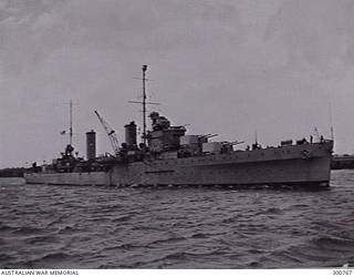 STARBOARD SIDE VIEW OF THE CRUISER HMAS SYDNEY (II) (EX HMS PHAETON). NOTE THE SPAR PROJECTING FORWARD OF THE BRIDGE AND THE SINGLE 4 INCH AA GUNS AMIDSHIPS, WHICH DISTINGUISHED THE SYDNEY FROM HER TWO SISTERS. (NAVAL HISTORICAL COLLECTION)