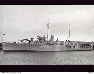 SYDNEY, NSW. PORT SIDE VIEW OF THE SLOOP HMAS YARRA (II). SHE IS ARMED WITH THREE 4 INCH MARK V GUNS ON HA MARK III MOUNTINGS. 3 POUNDER GUNS ARE MOUNTED AT THE BREAK OF THE FORECASTLE. NOTE THE KITE/OTTERS AND FLOATS OF HER OROPESA MINESWEEPING EQUIPMENT ON THE STERN. (NAVAL HISTORICAL COLLECTION)