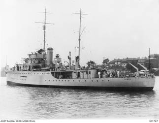 SYDNEY, NSW. PORT QUARTER VIEW OF THE SLOOP HMAS YARRA (II). SHE IS ARMED WITH THREE 4 INCH MARK V GUNS ON HA MARK III MOUNTINGS. 3 POUNDER GUNS ARE MOUNTED AT THE BREAK OF THE FORECASTLE. NOTE THE KITE/OTTERS AND FLOATS OF HER OROPESA MINESWEEPING EQUIPMENT ON THE STERN. (NAVAL HISTORICAL COLLECTION)