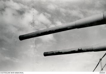 THE GUN BARRELS OF B TURRET ON THE CRUISER HMAS SYDNEY (II), SHOWING BLISTERED AND WORN PAINT AFTER ACTION WITH THE ITALIAN DESTROYERS ESPERO, ZEFFIRO AND OSTRO. (NAVAL HISTORICAL COLLECTION).