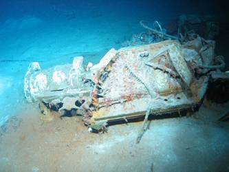 Unidentified wreckage in vicinity of fore end of hull