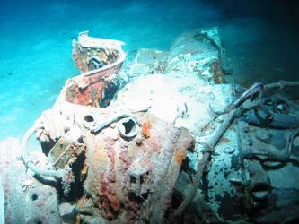 Unidentified wreckage in vicinity of fore end of hull