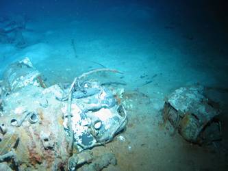 Unidentified wreckage in vicinity of fore end of hull