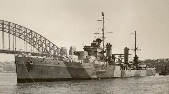 HMAS Sydney (II) berthed infront of the Sydney Harbour Bridge